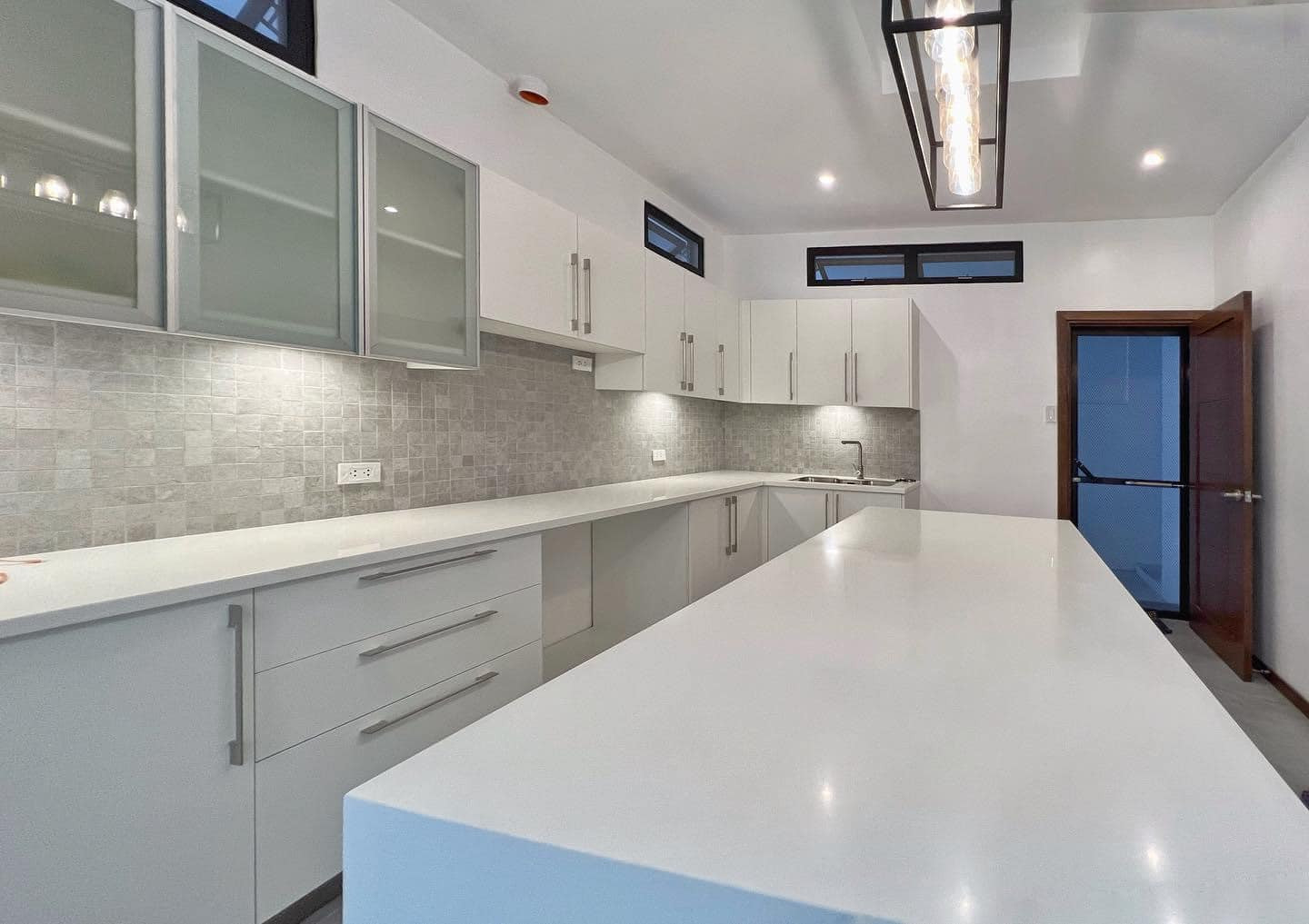 Brand New Modern Contemporary House & Lot For Sale photo 4