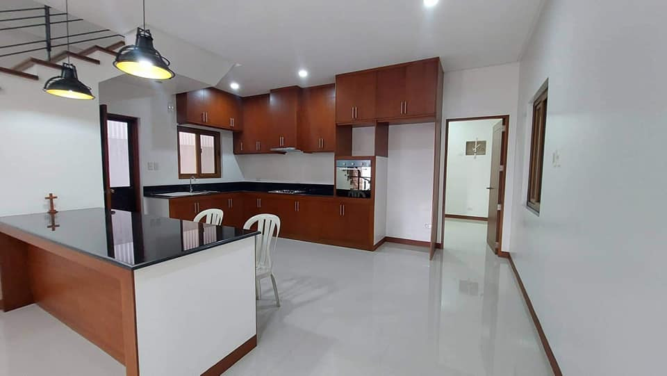 Elegant House and Lot for Sale photo 2