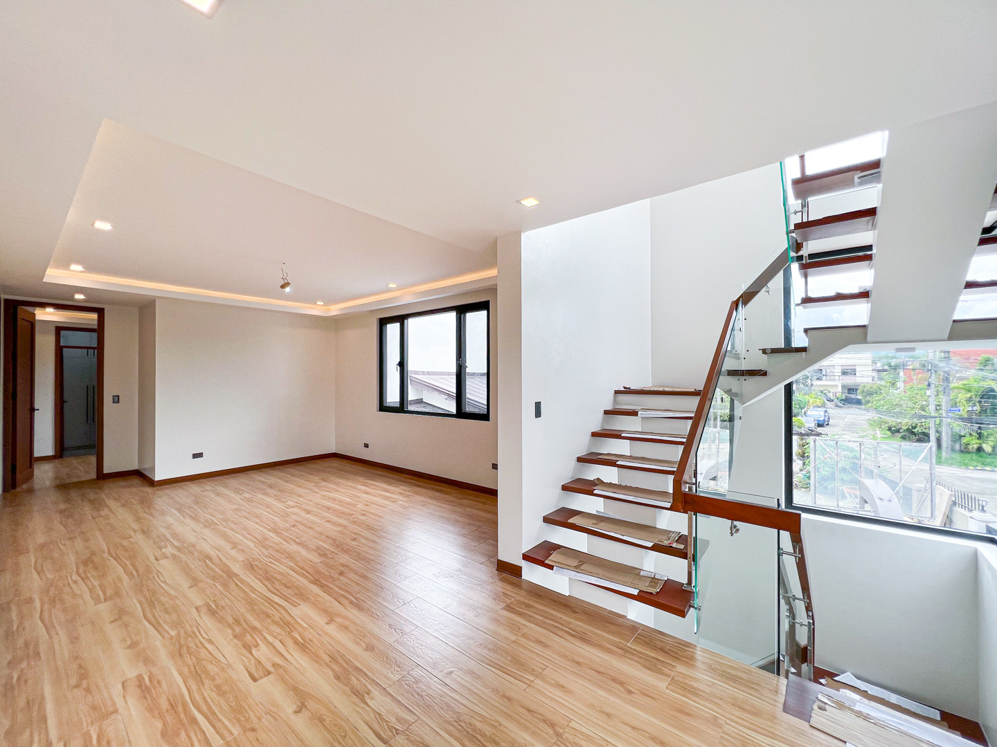 Sale: Sophisticated Modern Contemporary Home photo 5